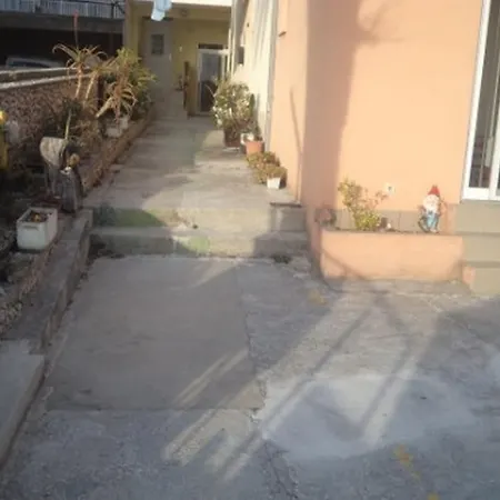 13979a Apartment *